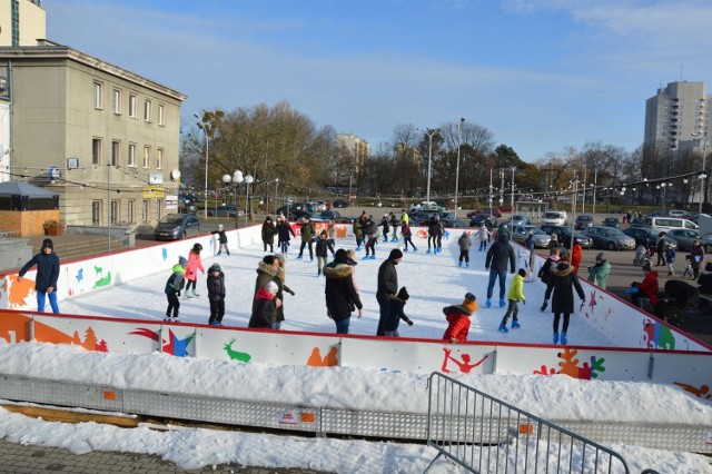 Sztuczne lodowisko, jakie przed rokiem było przed Miejskim Domem Kultury na Placu Piłsudskiego