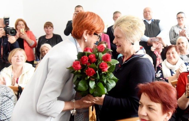 W poniedziałek w budynku po byłym liceum odbyło się uroczyste otwarcie Dziennego Domu Senior+ w Czerwieńsku. W uroczystości, oprócz burmistrza Piotra Iwanusa wziął udział także wojewoda Władysław Dajczak oraz Elżbieta Rafalaska, minister pracy i polityki społecznej. 

Dzienny Dom Senior+ będzie otwarty w godz. 8.00-16.00. Osoby starsze będą mogły tam przechodzić zajęcia terapeutyczne, będą przygotowane dla nich kursy czy też warsztaty. Jak twierdzi urząd gminy seniorzy będą mogli rozwijać swoje pasje, nie będą musiały siedzieć same zamknięte w czterech ścianach swojego domu.



- Jestem bardzo zadowolony, że udało nam się stworzyć miejsce przeznaczone dla naszych seniorów. Na tej inwestycji skorzysta wielu mieszkańców, jest bardzo wielu zainteresowanych. Zastanawialiśmy się już wcześniej, co zrobić z tym obiektem. Cieszę się, że w dalszym ciągu będzie pełnił funkcje społeczne. W naszej gminie kładziemy bardzo duży nacisk na te kwestie. To właśnie z tego powodu walczyliśmy o żłobek czy też gminne centrum rehabilitacyjne - przekonuje burmistrz Iwanus. Na dom dla seniorów Czerwieńsk wydał 580 tys. zł, z czego 275 tys. zł wyniosło rządowe dofinansowanie. 

Pracę burmistrza Iwanusa doceniła minister Elżbieta Rafalska. - Program rządowy to jedno. Ale nie zawsze samorządy chcą brać udział w naszych programach. Dzieje się to z różnych powodów. My wykładamy dofinansowanie, ale przecież później dochodzą stałe koszty prowadzenia takiej placówki. Na szczęście w Czerwieńsku burmistrz podjął się tego zadania. Dzięki takim ośrodkom osoby starsze mogą poczuć, że nie są odstawione na boczny tor. Mogą w dalszym ciągu brać udział w aktywnym życiu społecznym - twierdzi minister. 

Podczas uroczystości wzruszenia nie mogła ukryć Krystyna Nowakowska, seniorka. - To piękne miejsce. To przejaw ogromnej troski naszych władz. Mamy nadzieję, że będzie to nasz drugi dom. Jako seniorzy chcemy czuć się potrzebni, chcemy być być aktywni, wciąż mamy swoje potrzeby - uważa kobieta.