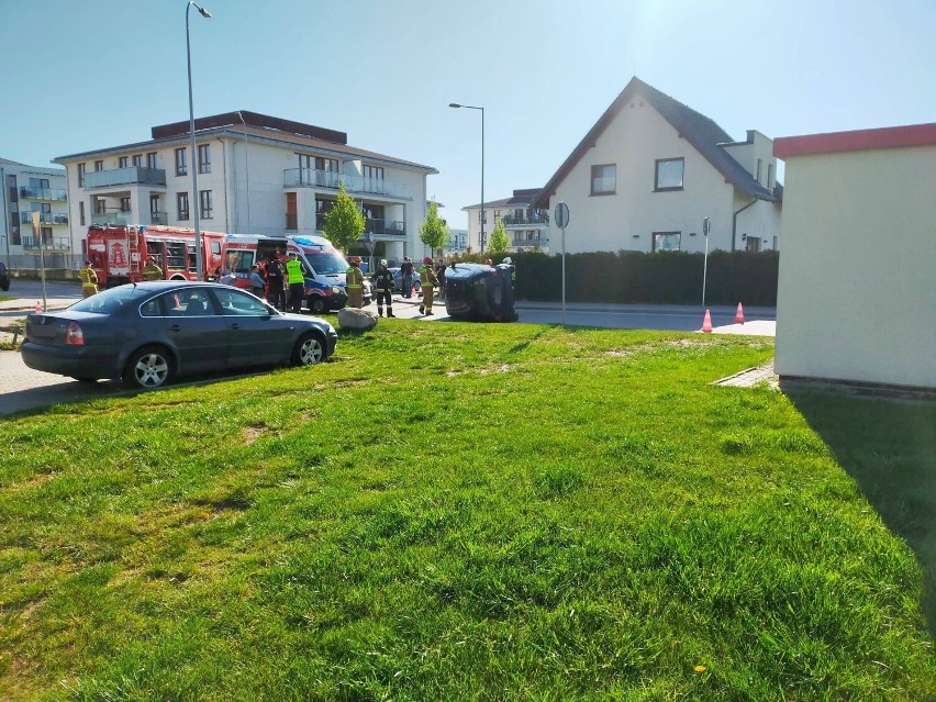 Wypadek w Pogórzu (gmina Kosakowo) na skrzyżowaniu Czechowicza z Czarnieckiego: auto leżało na boku, przez okno wyciągano dziecko 