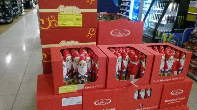 Widok ozdób świątecznych w sklepach w listopadzie nikogo już nie ...