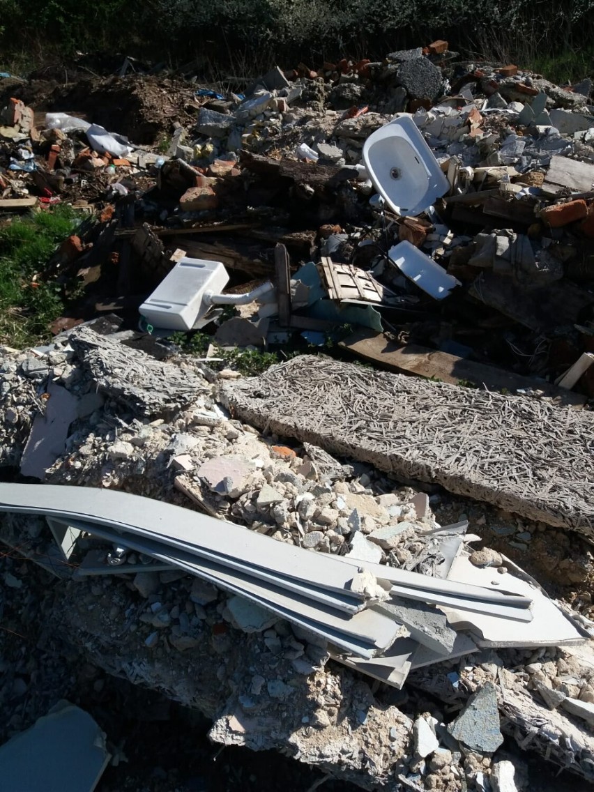 Mieszkańcy alarmują o hałdzie śmieci zalegających w Gminie Syców