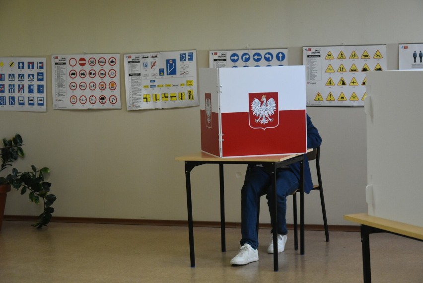 Tomasz Dawiduk głosował tuż po siódmej. Był pierwszy w...