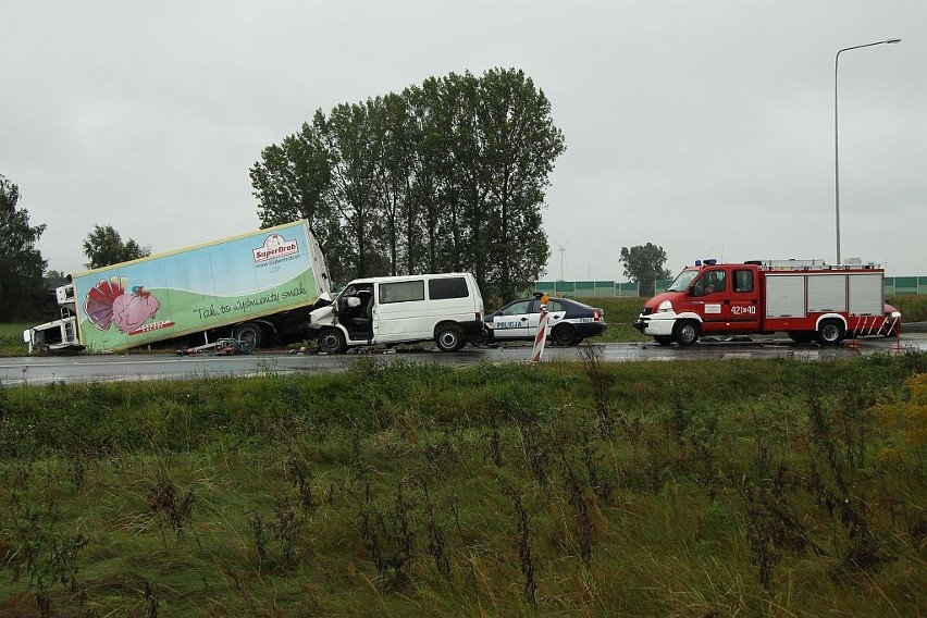 Czołowe zderzenie busa z ciężarówką w Kaszewach. Jedna osoba nie żyje, ośmiu rannych [AKTUALIZACJA!]