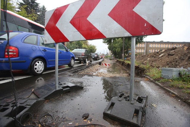 Na części ulicy Grota-Roweckiego wprowadzony został ruch wahadłowy. Ma tu powstać rondo