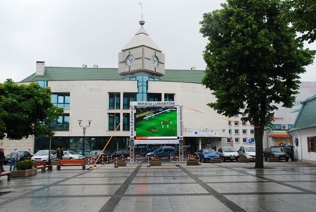 Mieszkańcy Lubartowa mogą oglądać Olimpiadę w Londynie na telebimie, który stanął przed ratuszem.
