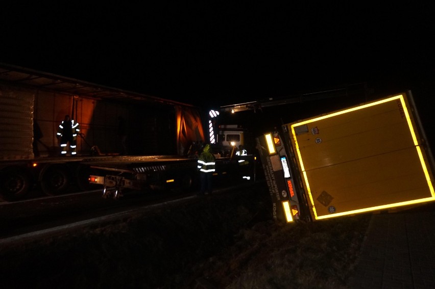 Wypadek w Pułankowicach: Zderzenie renault z ciężarówką przewożącą szkło. Ranny 83-latek (ZDJĘCIA)