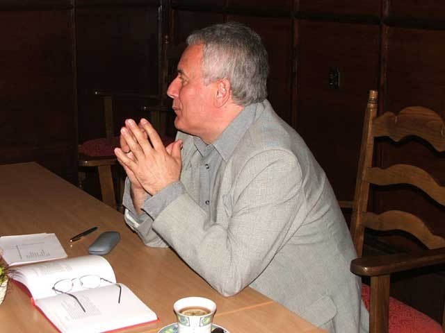 Ryszard Skowroński podczas prezentacji tomiku "Piesek Horacjański"