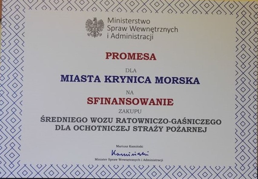 Nowy wóz strażacki dla Krynicy Morskiej. Burmistrz miasta i prezes OSP odebrali promesę na zakup pojazdu