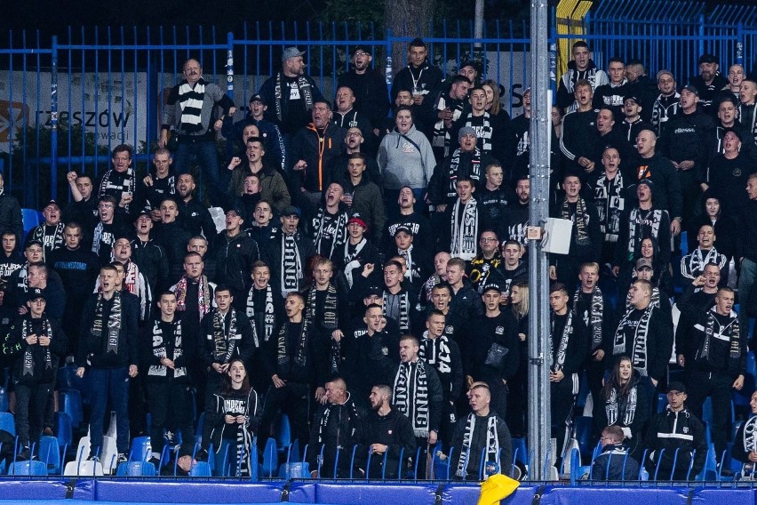 Resovia - Sandecja. Kibice drużyny z Nowego Sącza na...