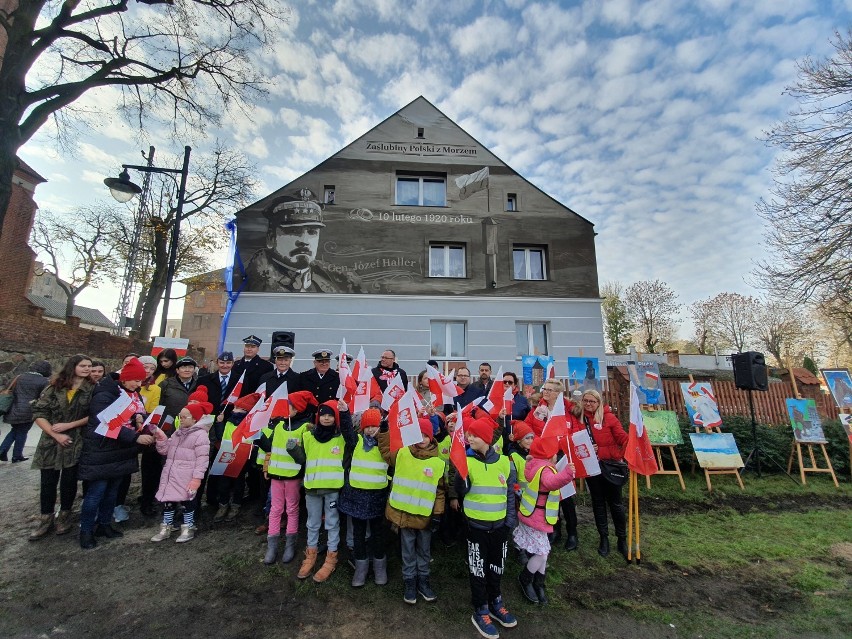 Odsłonięcie muralu w Pucku przy ul. Morskiej 15