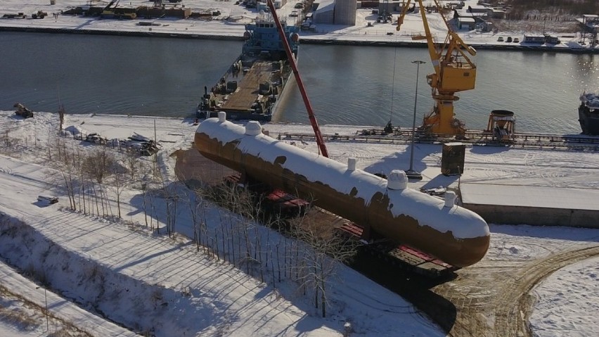 Gigantyczny zbiornik przypłynął do Polic. Ponad 900 ton przejedzie ulicami na plac budowy Polimerów Police