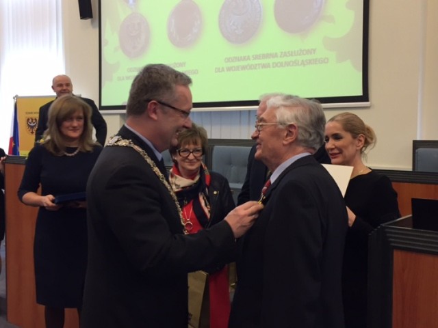 Prof. Sławomir Suchocki odbiera złotą Odznakę Honorową Zasłużony dla Województwa Dolnośląskiego