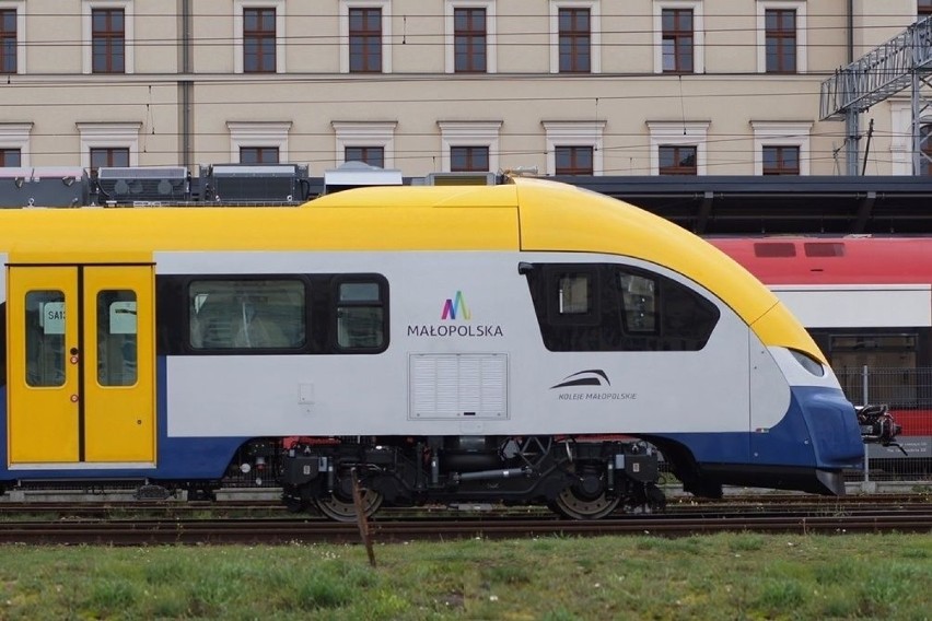 Koleje Małopolskie będą wozić pasażerów nowymi pociągami. Pierwszy jest już gotowy