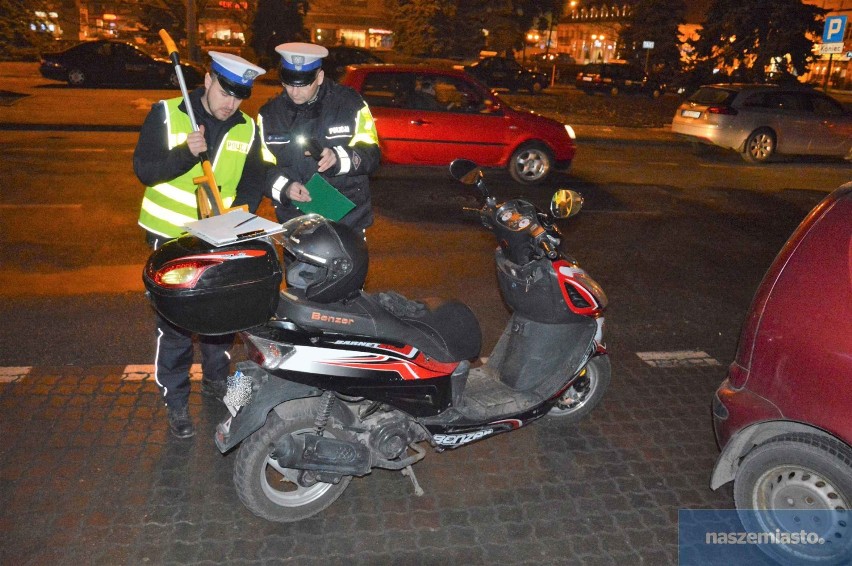 Wypadek z udziałem 16-letniego motorowerzysty na pl. Wolności we Włocławku [zdjęcia, wideo]