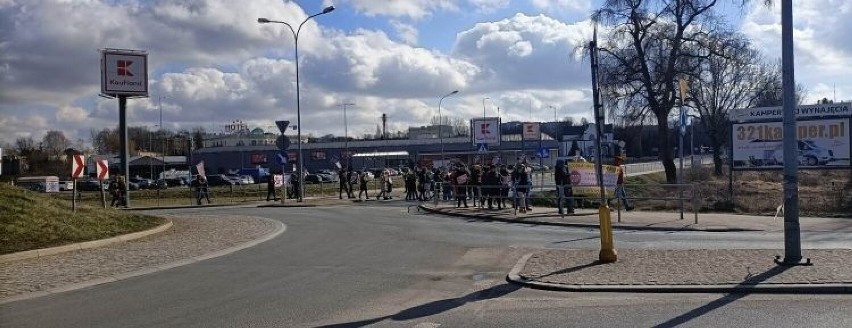 Mieszkańcy gminy Grójec protestują przeciwko zmianie przebiegu obwodnicy Warszawy. Zablokowali krajową "50". Zobacz zdjęcia