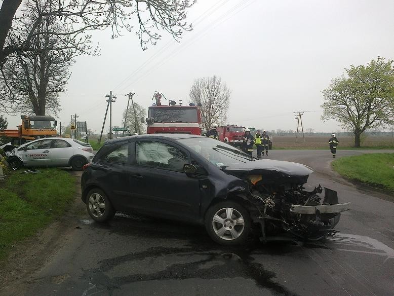 Śrem-Czempiń: kraksa na drodze pod Brodnicą. Zderzenie hondy i opla w Grabianowie [ZDJĘCIA]