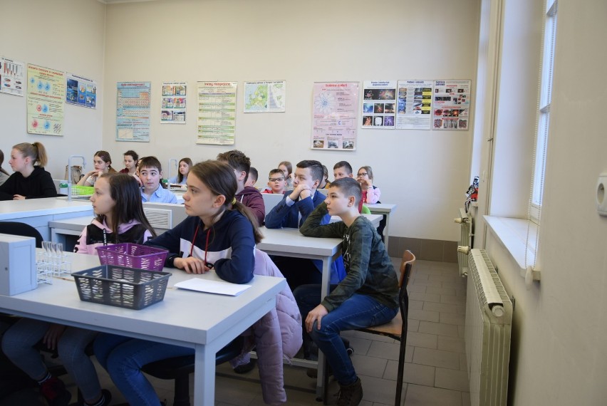 EDUKACJA: Warsztaty chemiczne i biologiczne dla młodzieży szkół w I LO w Krotoszynie [ZDJĘCIA]