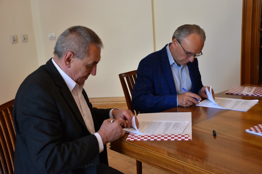 Umowa na drogę Popów-Takomyśle podpisana. Przebudowane zostanie kolejne 7 kilometrów dróg powiatowych ZDJĘCIA