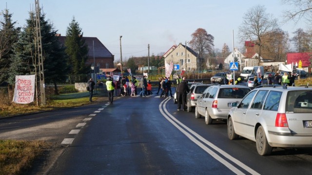 Mieszkańcy Chmielenia protestują na drodze krajowej nr 30
