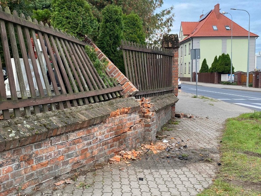 Wronki. W nocy wjechała w mur cmentarza, porzuciła auto i uciekła [ZDJĘCIA]