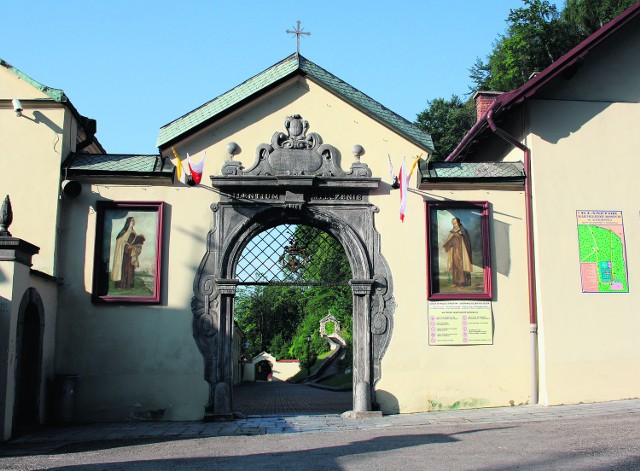 Klasztor w Czernej to jedno z najsłynniejszych sanktuariów w Polsce. Obok stoi tzw. Diabelski Most