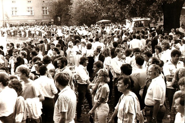 1987 rok - stadion przy ul. Śniadeckich w Jaśle zgromadził setki mieszkańców. Widać, że zabawa była przednia.