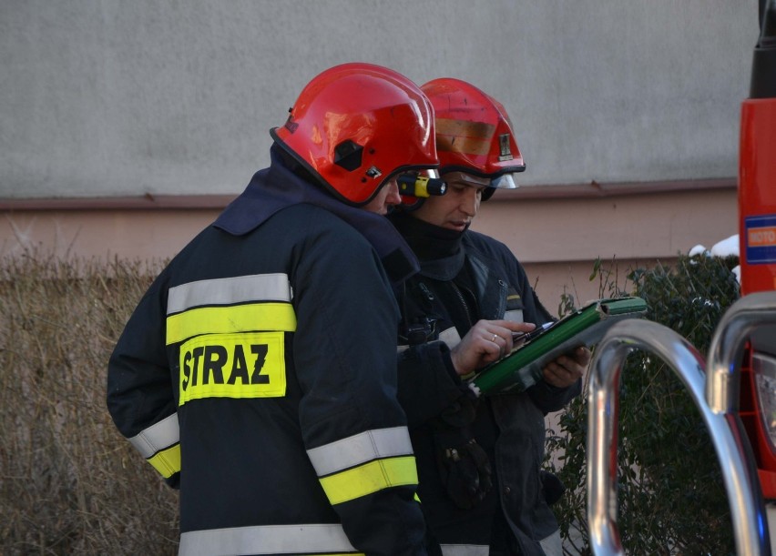 Trzy wozy strażackie i autodrabina pojechały z pomocą na pl....