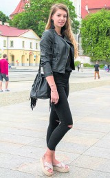 Street Fashion w Białymstoku. Kobiecość w czerni i męski styl uliczny [ZDJĘCIA]