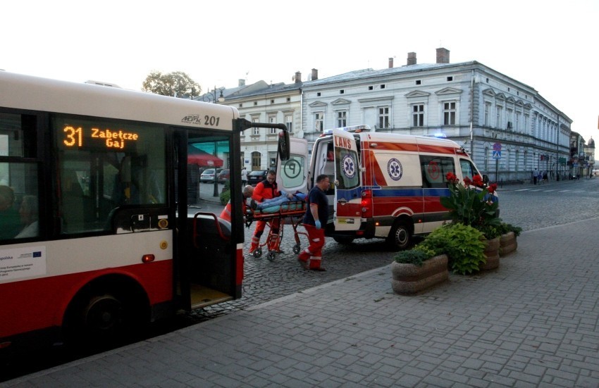 Nowy Sącz: pasażer zasłabł w miejskim autobusie [ZDJĘCIA]