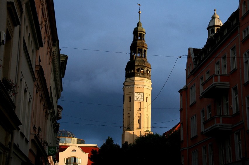 Chmury i słońce nad ratuszem