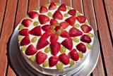 Ultralekki tort śmietankowy z truskawkami, prosty przepis na urodziny i chrzest. Sekretem ciasta jest jeden składnik