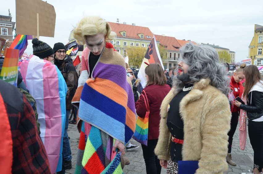 W Gnieźnie trwa Marsz Równości. Pojawiły się też liczne ugrupowania opozycyjne [FOTO, FILM]