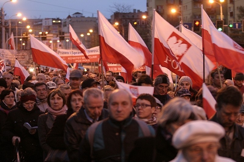 Wrocław: Marsz pamięci w rocznicę katastrofy smoleńskiej (ZDJĘCIA)