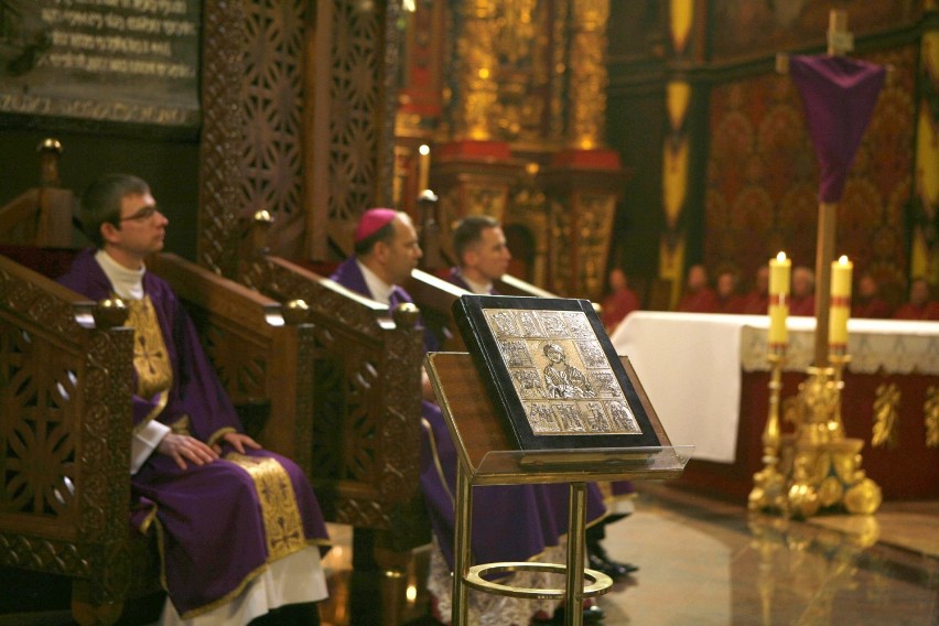 W diecezji sosnowieckiej dyspensy od uczestnictwa w mszach świętych nie ma. Wierni czekają na decyzję biskupa