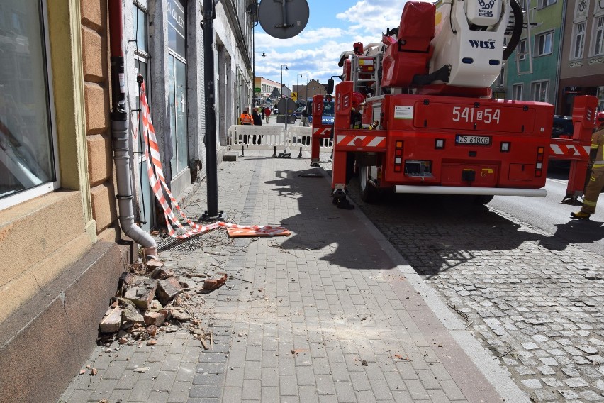 O krok od tragedii w centrum Szczecinka. Na ulicę poleciały cegły [zdjęcia]