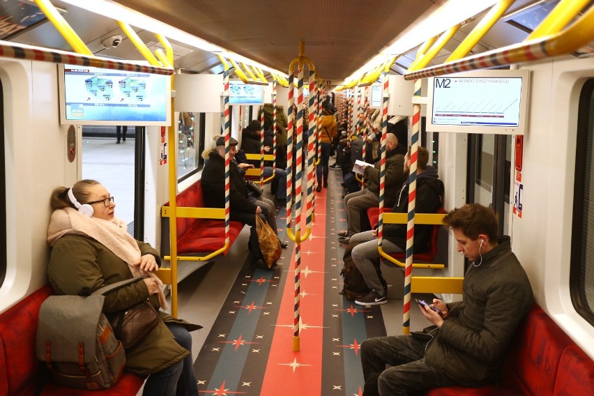 Świąteczne metro w Warszawie 2019. Kolorowe pociągi ponownie wyjechały na trasę. Zobaczcie, jak wyglądają [ZDJĘCIA]
