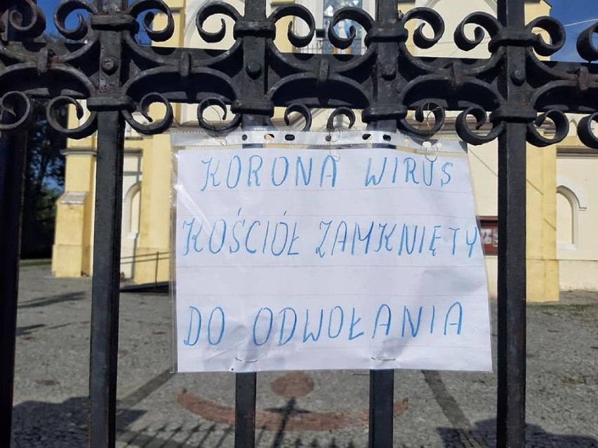 Informacja o koronawirusie wywieszona na bramie przy kościele we Frampolu