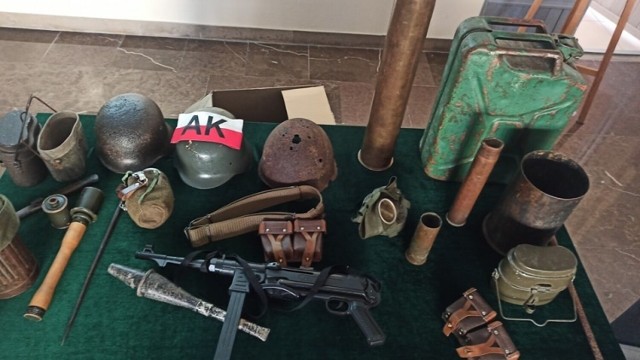 Wystawa militariów i uzbrojenia w pińczowskiej Miejskiej i Gminnej Bibliotece Publicznej.