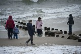 Zima w Kołobrzegu. Plaża, promenada i molo w śnieżnej aurze, okiem Radka Koleśnika