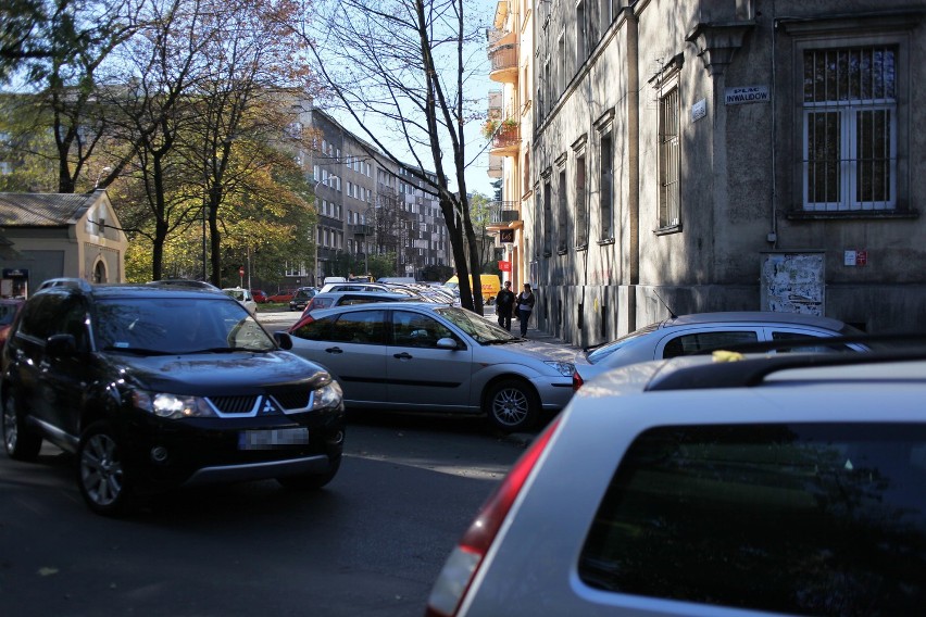Kraków: parkujący na Lea blokują chodniki. Urzędnicy: w tym miejscu będzie parking [ZDJĘCIA]