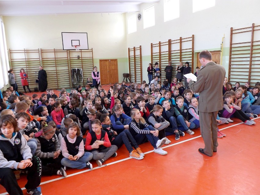 Pogranicznicy radzili uczniom - FERIE - zdjęcia i program na ferie zajęć