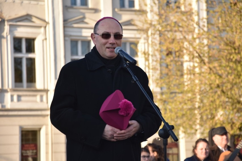 Arcybiskup Wojciech Polak na obchodach Niedzieli Palmowej na wągrowieckim Rynku [ZDJĘCIA] 