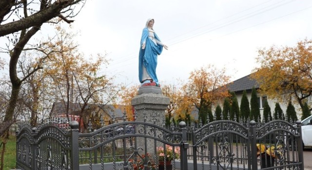 Figurka Matki Boskiej wraz z granitowym cokołem i ogrodzenie zostało gruntownie odrestaurowane