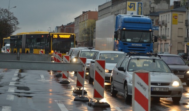 Policja oraz ZDiT są zdania, że tablice, informujące o jeździe na tzw. suwak, to dobry pomysł