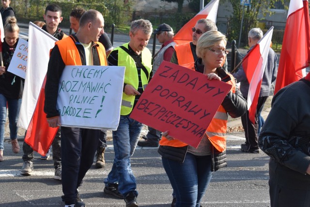 Druga blokada ulicy w Gubinie zorganizowana przez mieszkańców wsi, którzy domagają się remontu drogi wojewódzkiej.