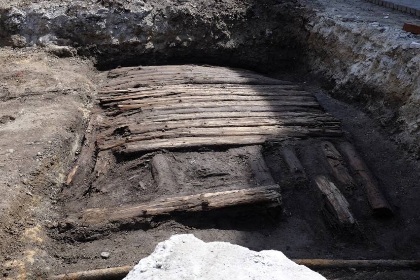 Kolejne odkrycia archeologiczne na ul. Kościuszki w Rzeszowie. Odkryto kolejny fragment drewnianej nawierzchni 