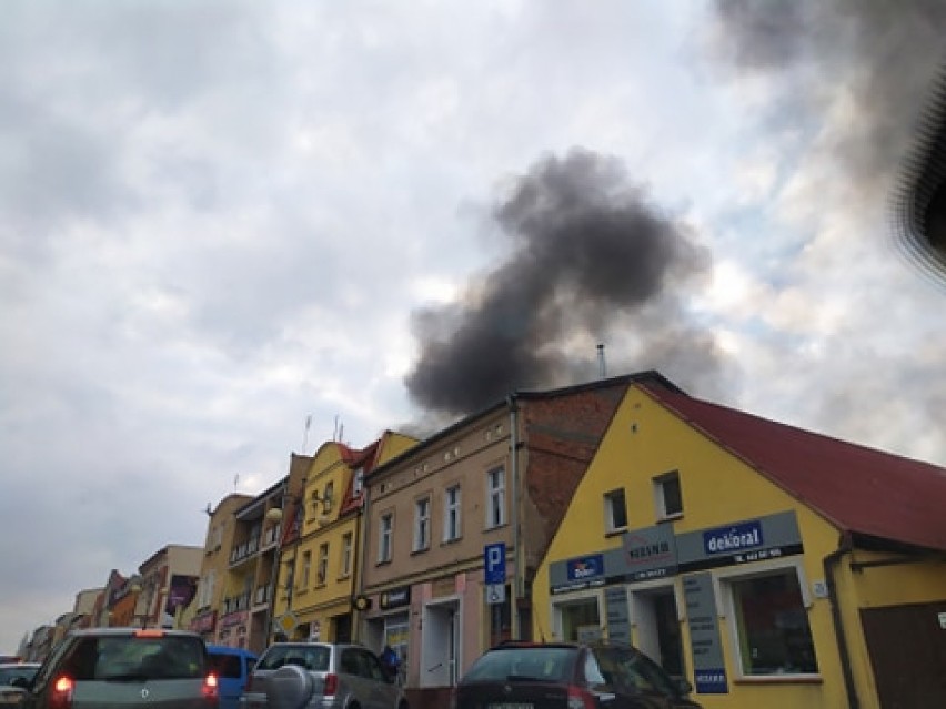 Pożar na ulicy Wojska Polskiego w Chodzieży. Wielki słup dymu (ZDJĘCIA)