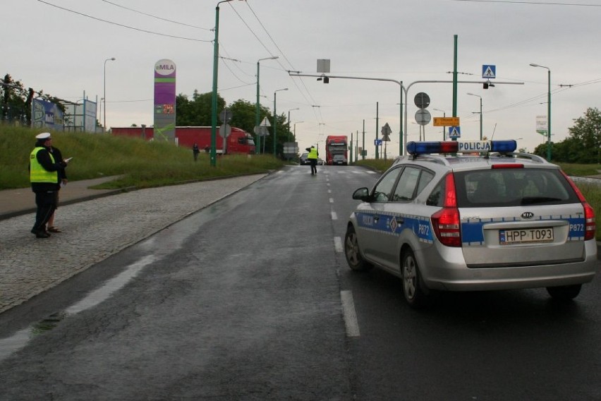 Wypadek w Tychach na Towarowej: potrącony pieszy w stanie krytycznym odwieziony do szpitala