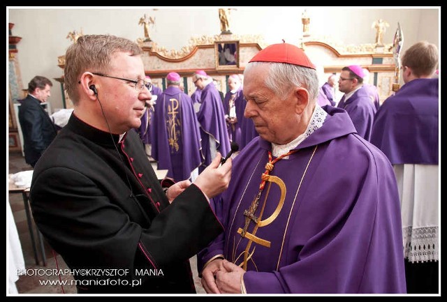 Ks. Ireneusz Smagliński, dyrektor Radia Głos w rozmowie z ks. kardynałem Józefem Glempem po pogrzebie biskupa pelplińskiego Jana Bernarda Szlagi.