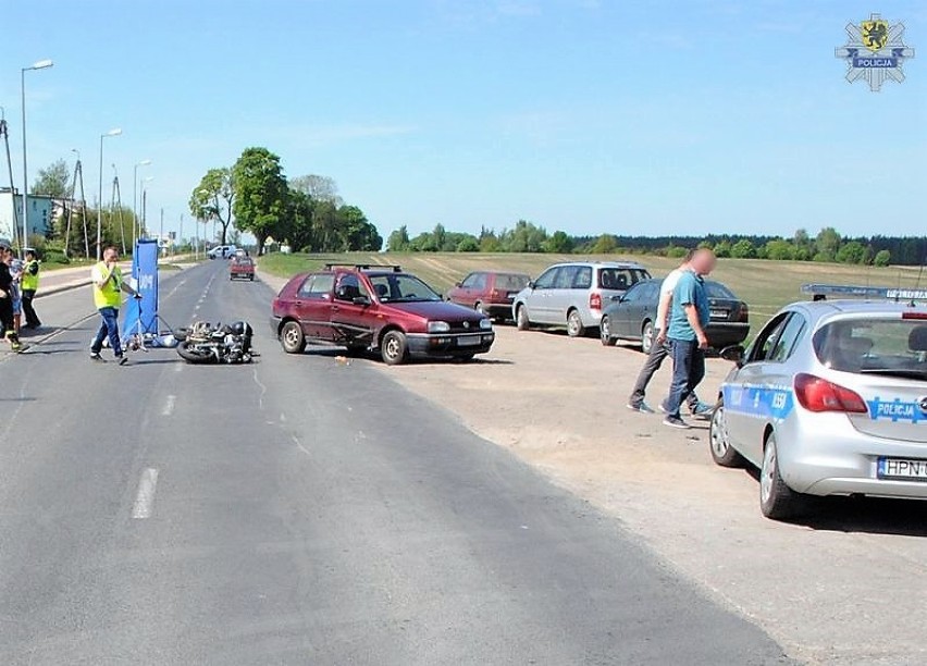 Śmiertelny wypadek w Starogardzie Gdańskim. Motocyklista zginął po zderzeniu z autem [zdjęcia]